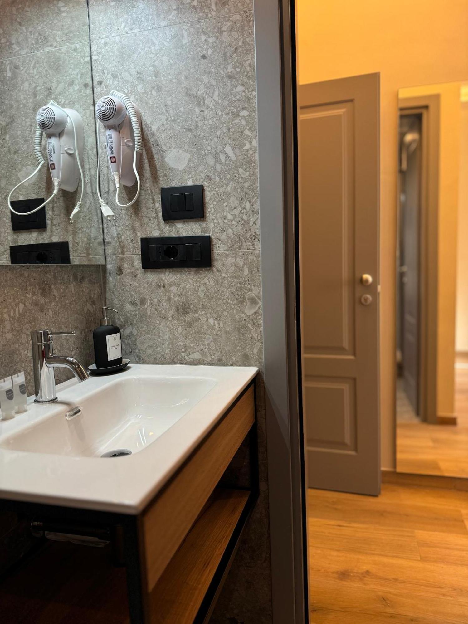 Honeycomb Guesthouse روما المظهر الخارجي الصورة
